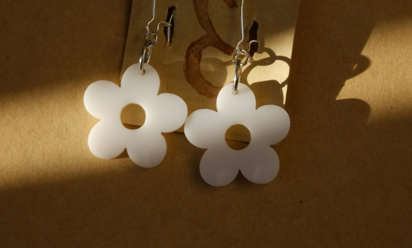 Örhängen stora vita blommor silverpläterad