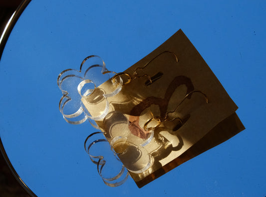 Örhängen genomskinliga blommor guldpläterad