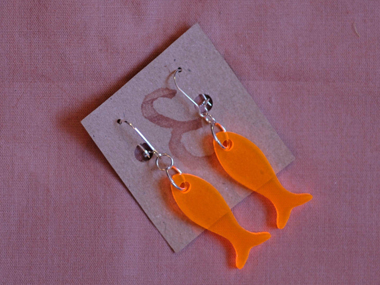 Örhängen orange fiskar silverpläterad