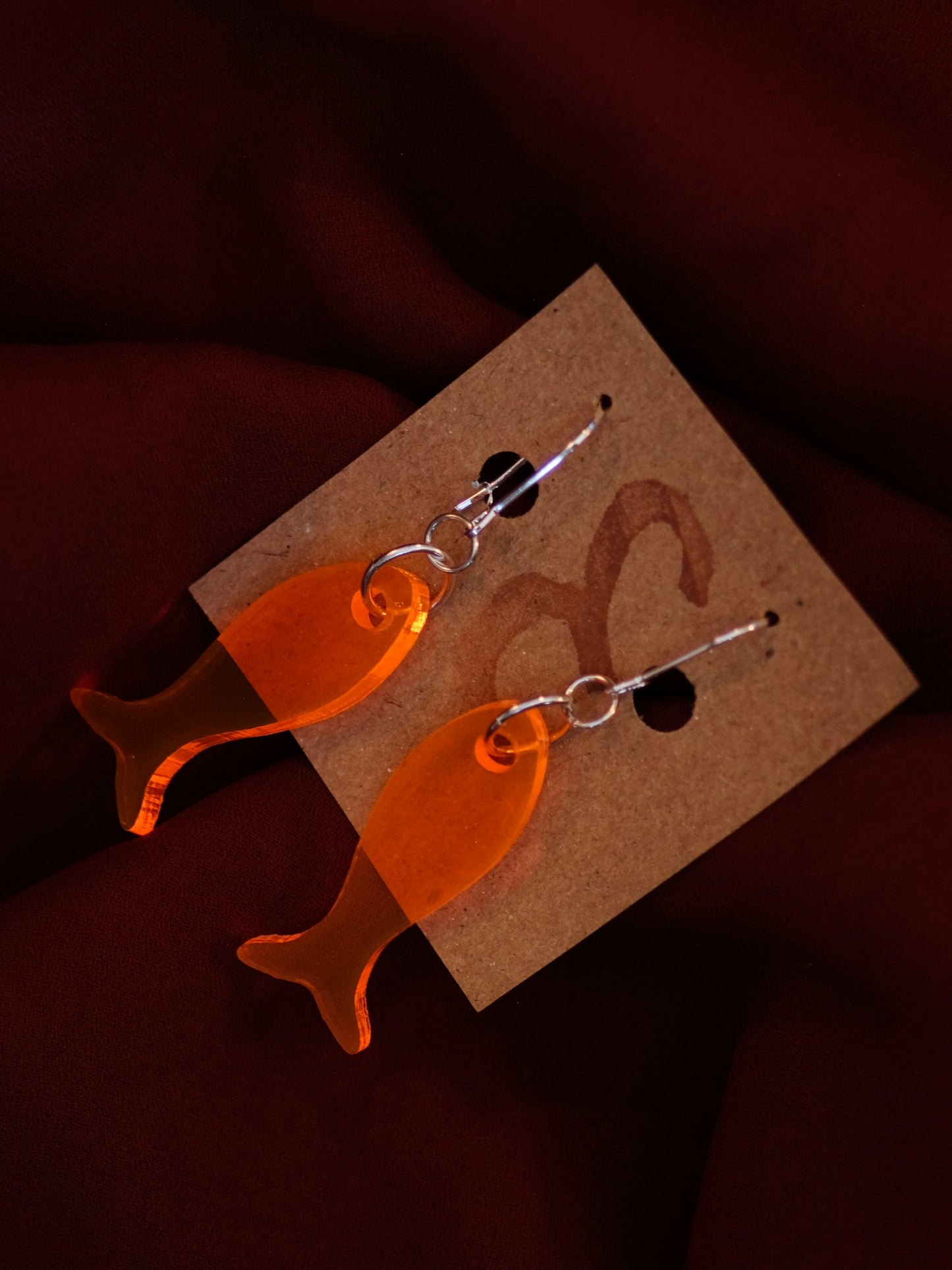 Örhängen orange fiskar silverpläterad