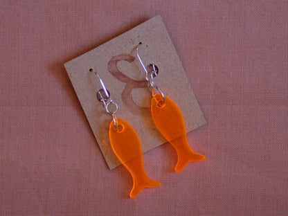 Örhängen orange fiskar silverpläterad