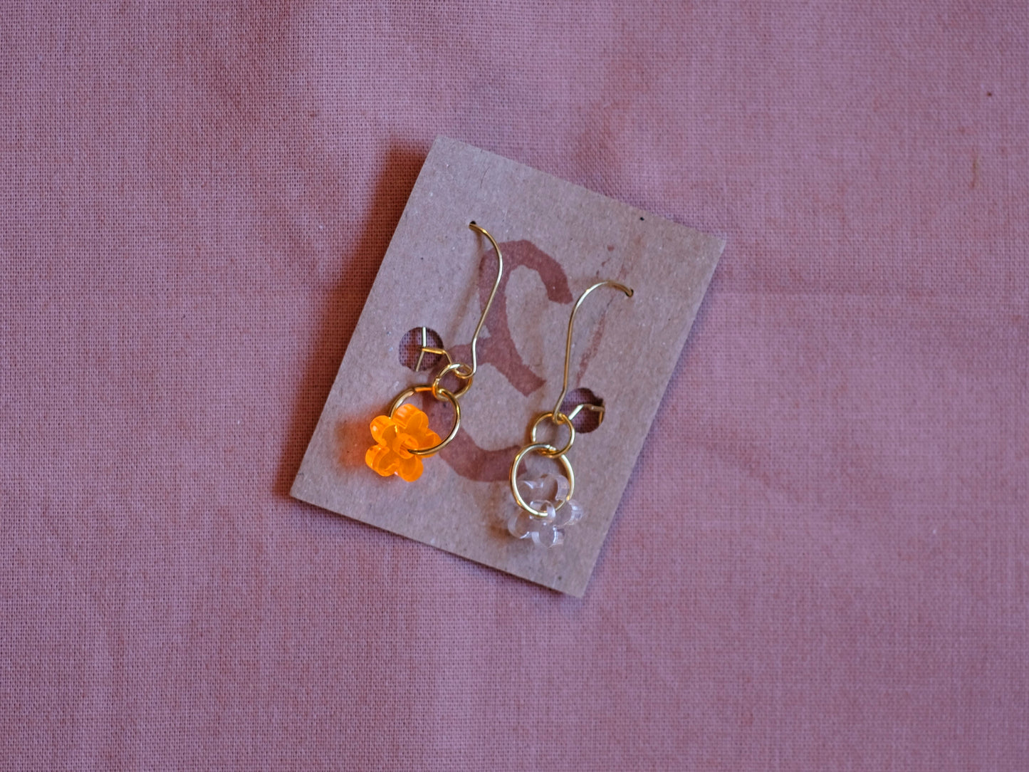 Örhängen små blommor orange & genomskinlig guldpläterad